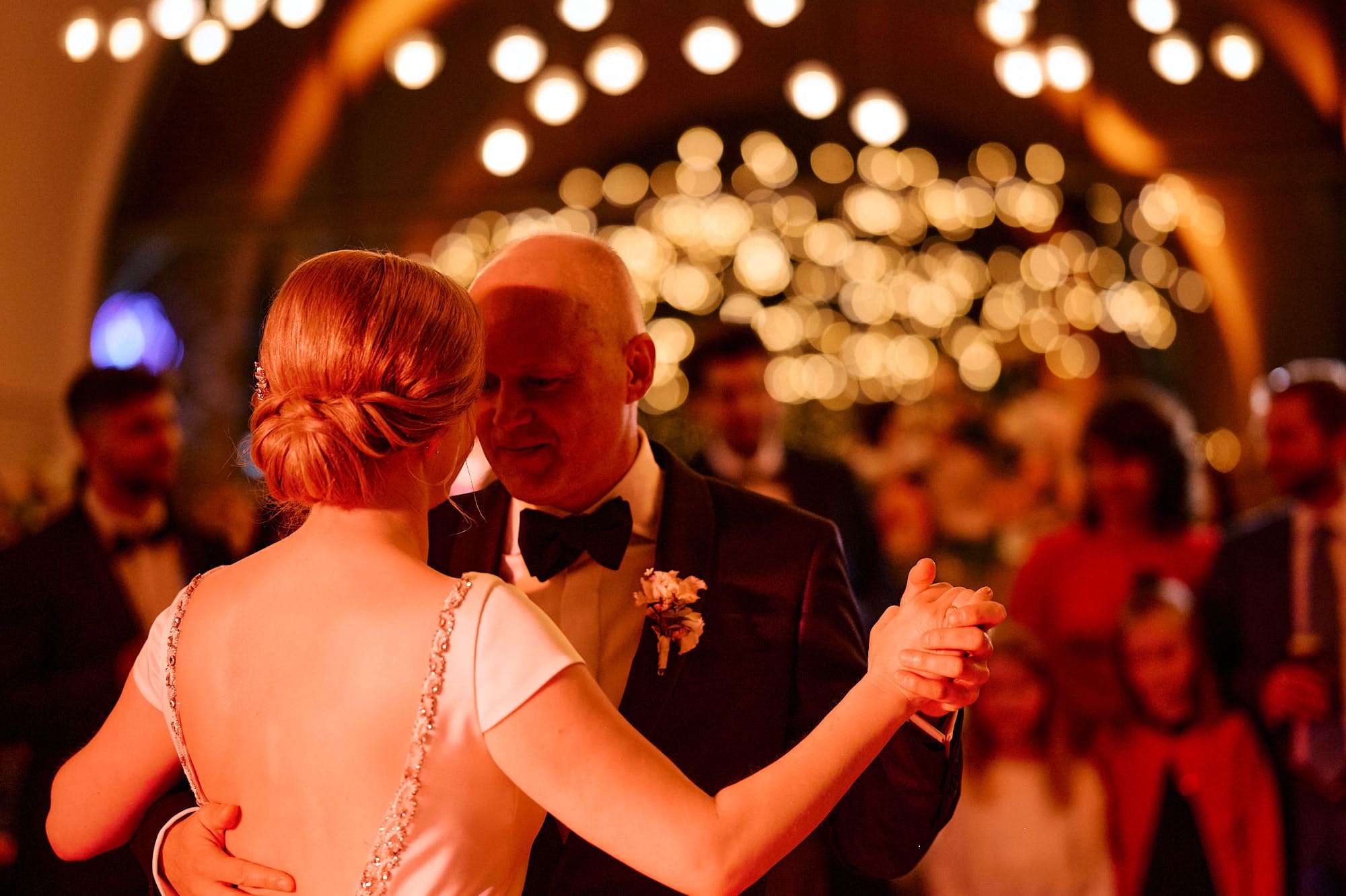 Braut und Bräutigam tanzen gemeinsam auf einer Hochzeitsfeier.
