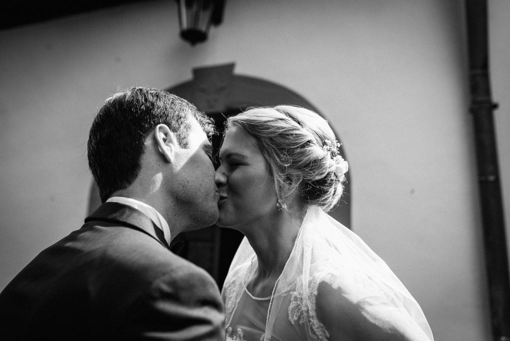 Braut und Bräutigam küssen sich.