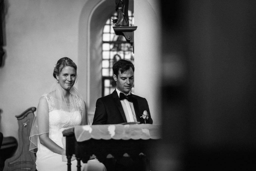 Braut und Bräutigam vor dem Altar.