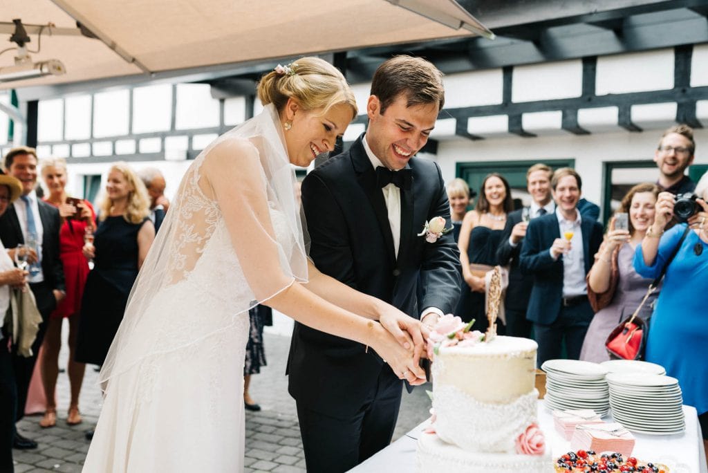 Das Brautpaar schneidet die Torte an.