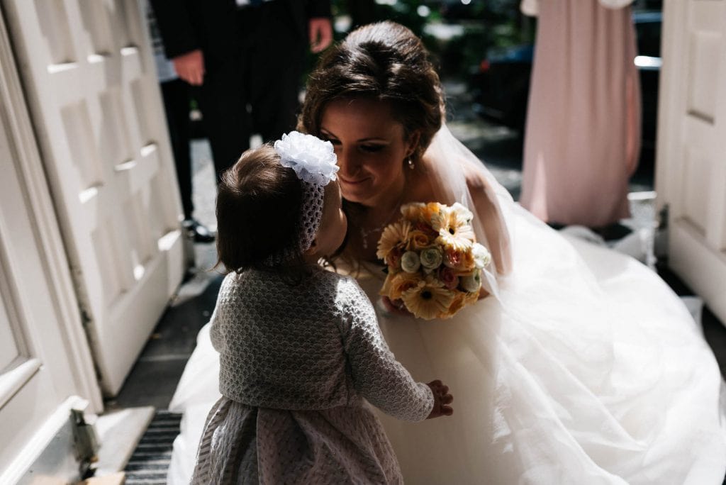 Die Braut trifft auf ihre Tochter.