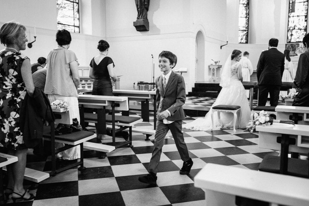 Ein Kind läuft in der Kirche herum.