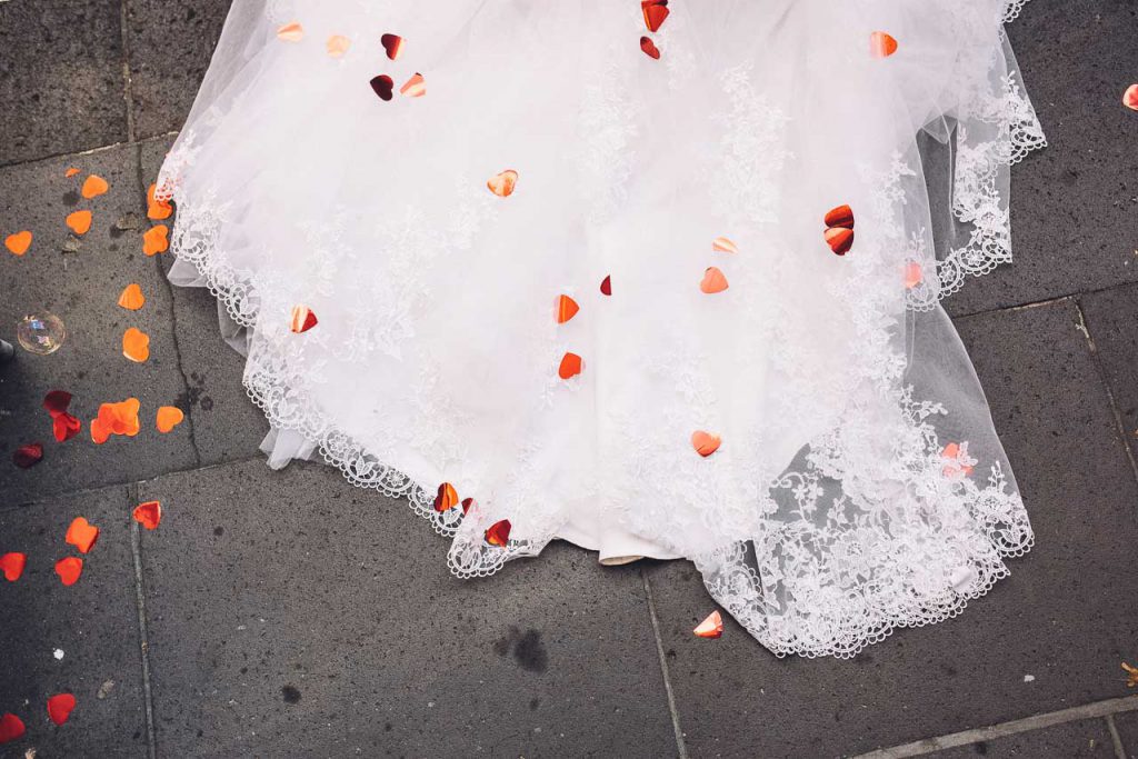 Herzchen Konfetti auf dem Brautkleid.