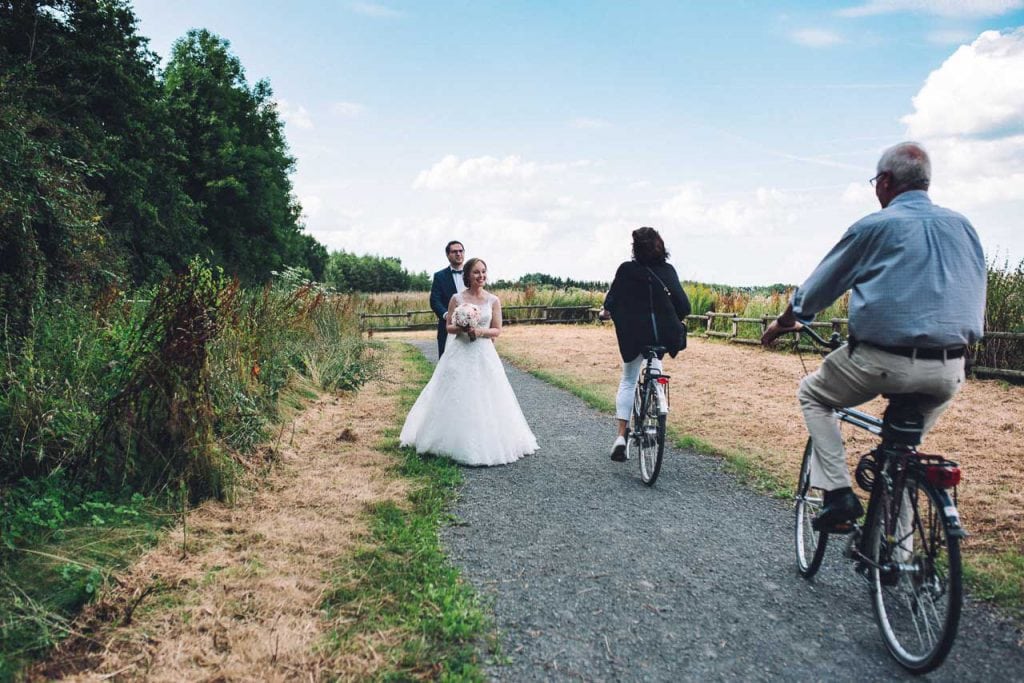 Radfahrer beglückwünschen das Brautpaar.