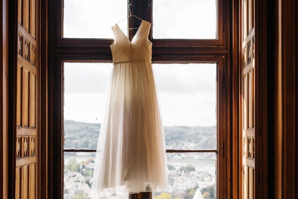 Das Hochzeitskleid hängt im Fenster von Schloss Arenfels