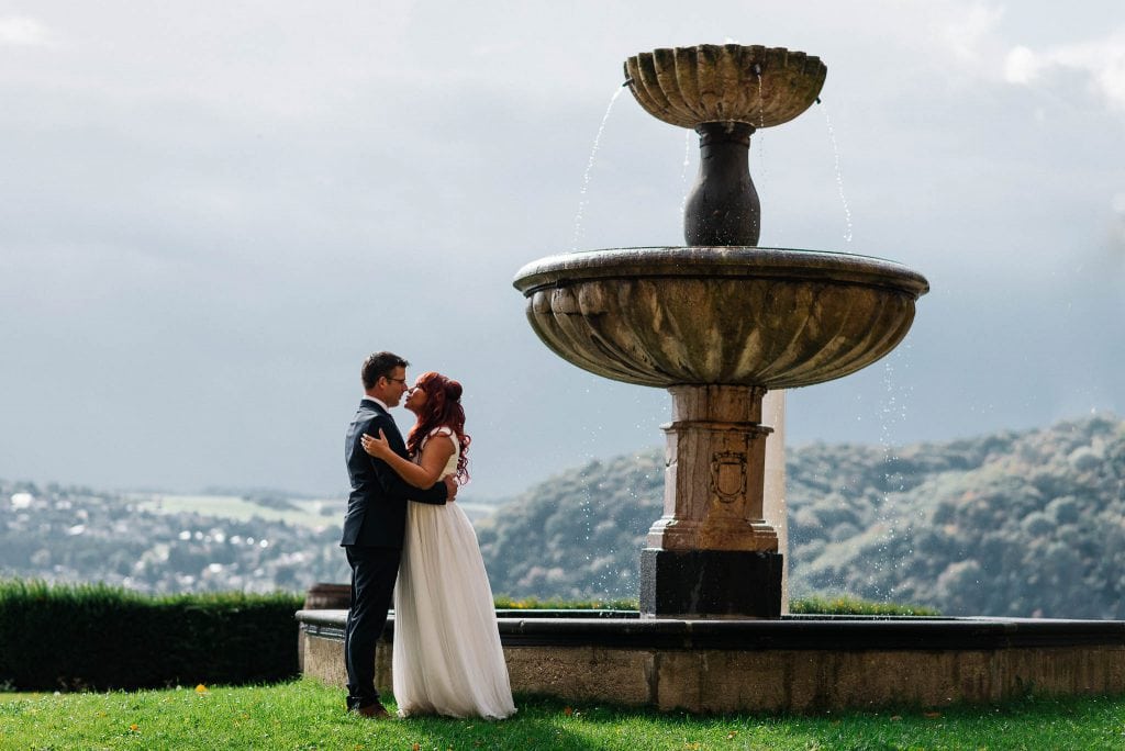 Das Brautpaar neben dem Springbrunnen.