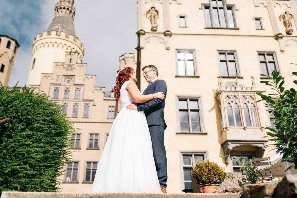 Das Brautpaar vor dem Schloss Arenfels.