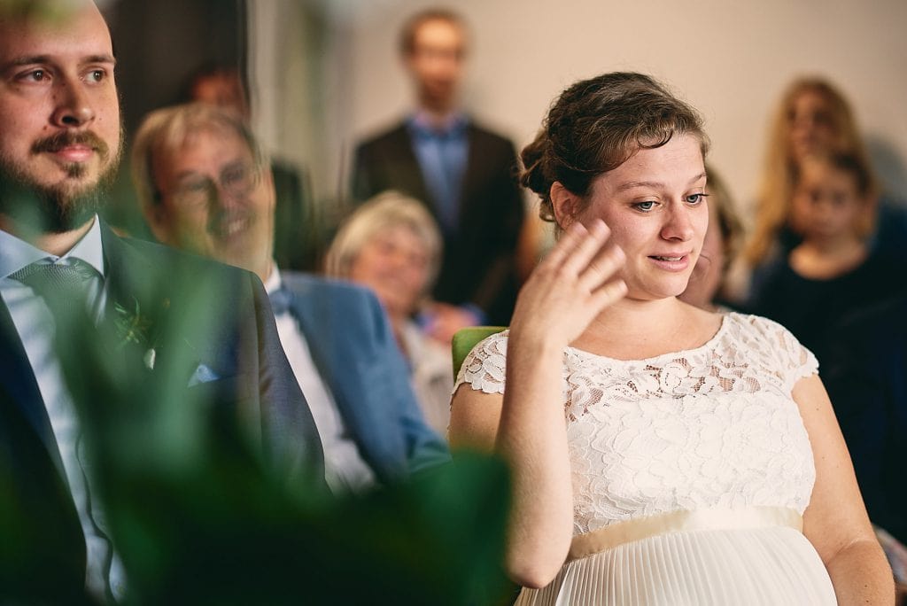 Vor Freude weinende Braut.