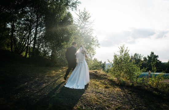 Das Brautpaar spaziert im Stoeffelpark