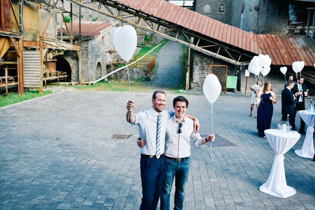 Zwei Hochzeitsgäste mit Ballons.