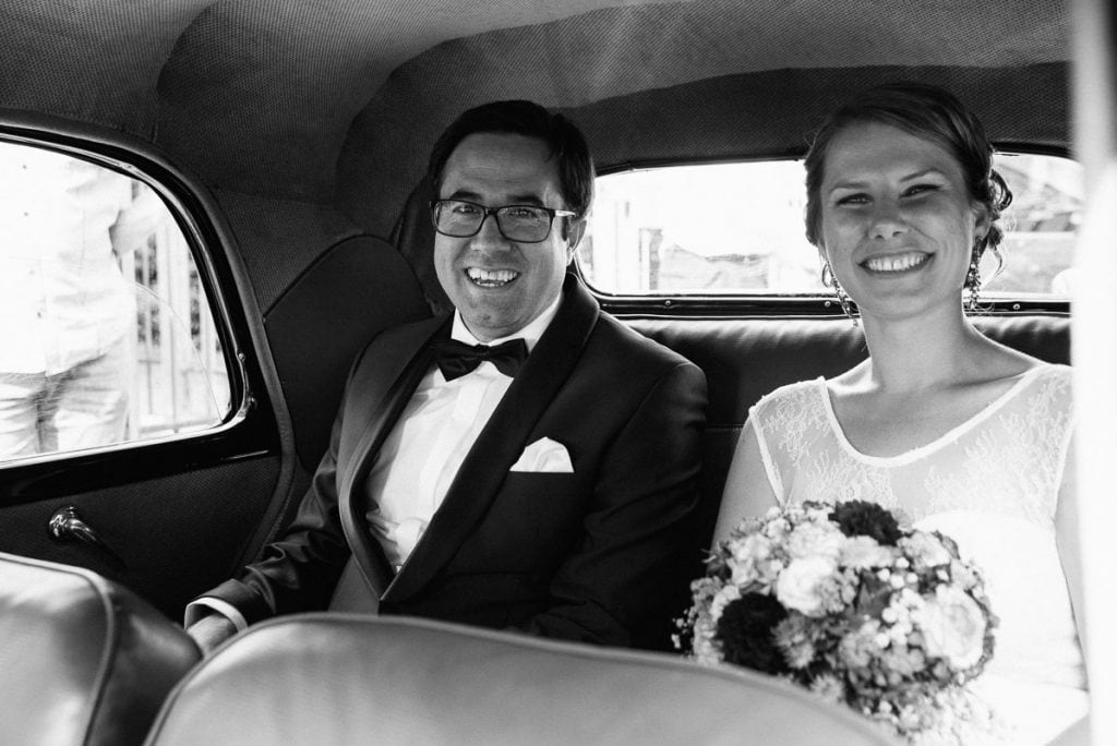 Das Brautpaar im Hochzeitsauto.