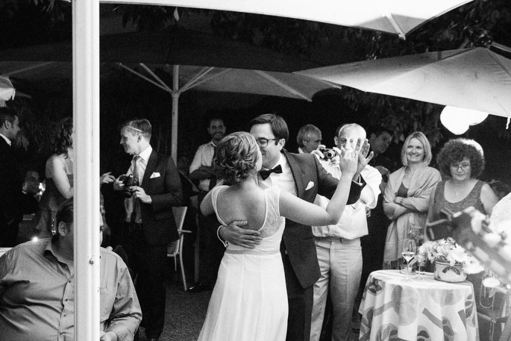 Das Brautpaar tanzt.