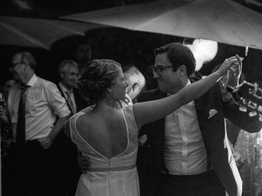 Tanzendes Brautpaar.