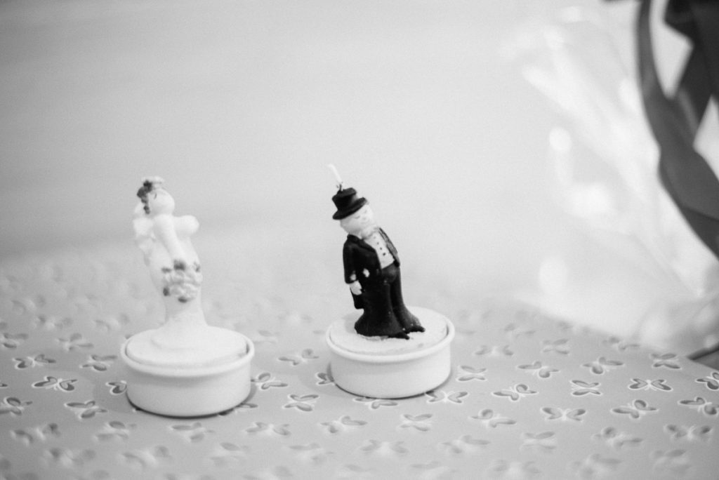 Detailaufnahmen von Hochzeitsfiguren.