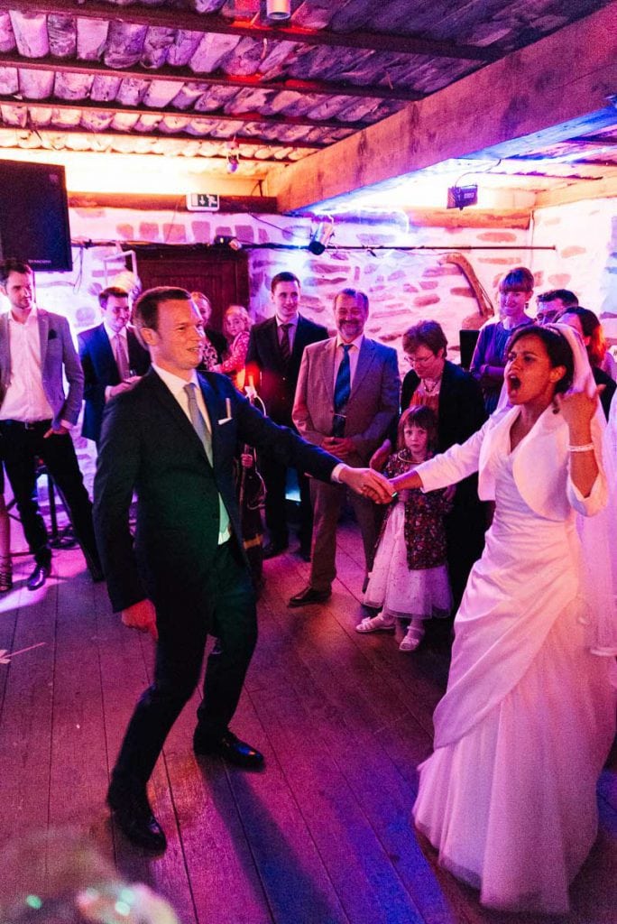 Das Brautpaar tanzt.