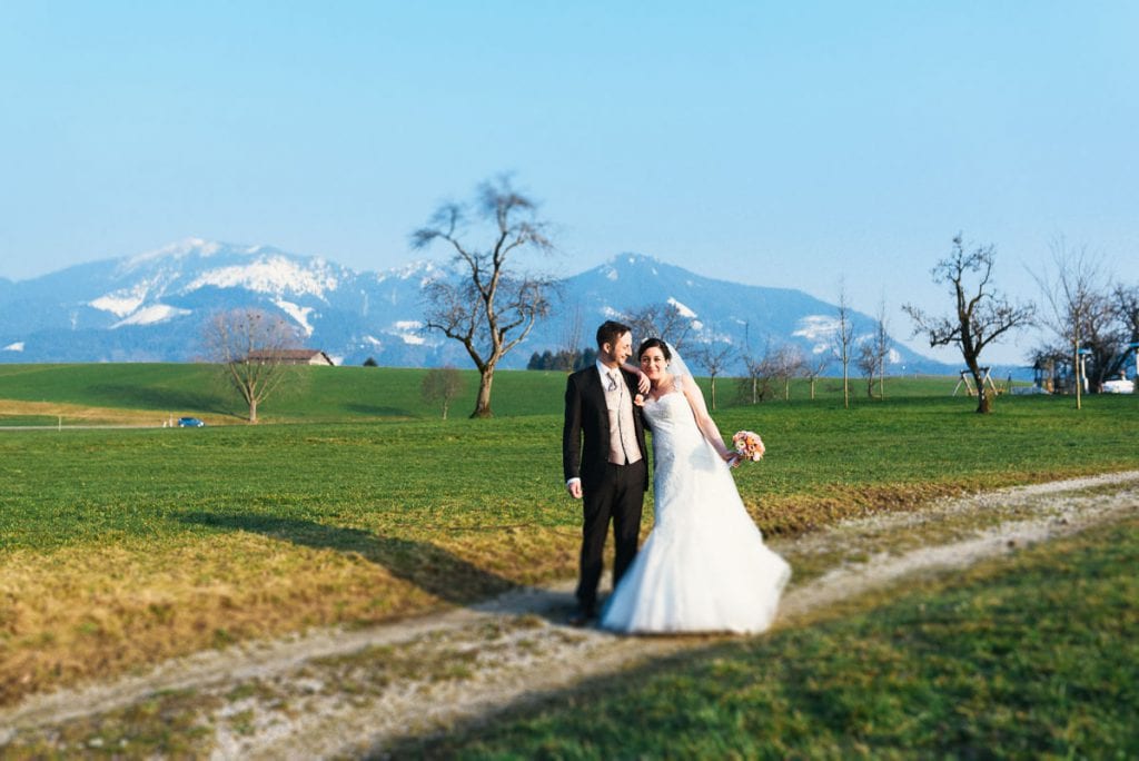 Portrait des Brautpaars vor den Alpen.