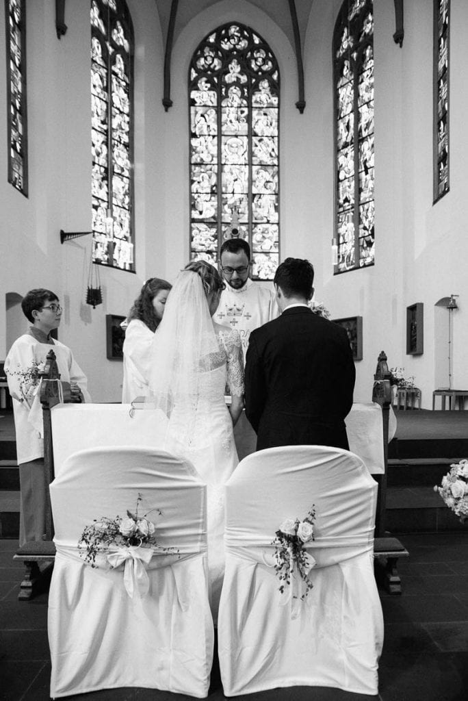 Das Brautpaar vor dem Altar.