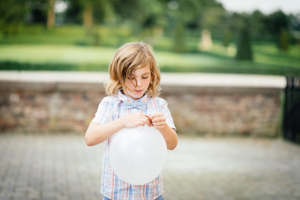 Ein Kind schließt einen Ballon.