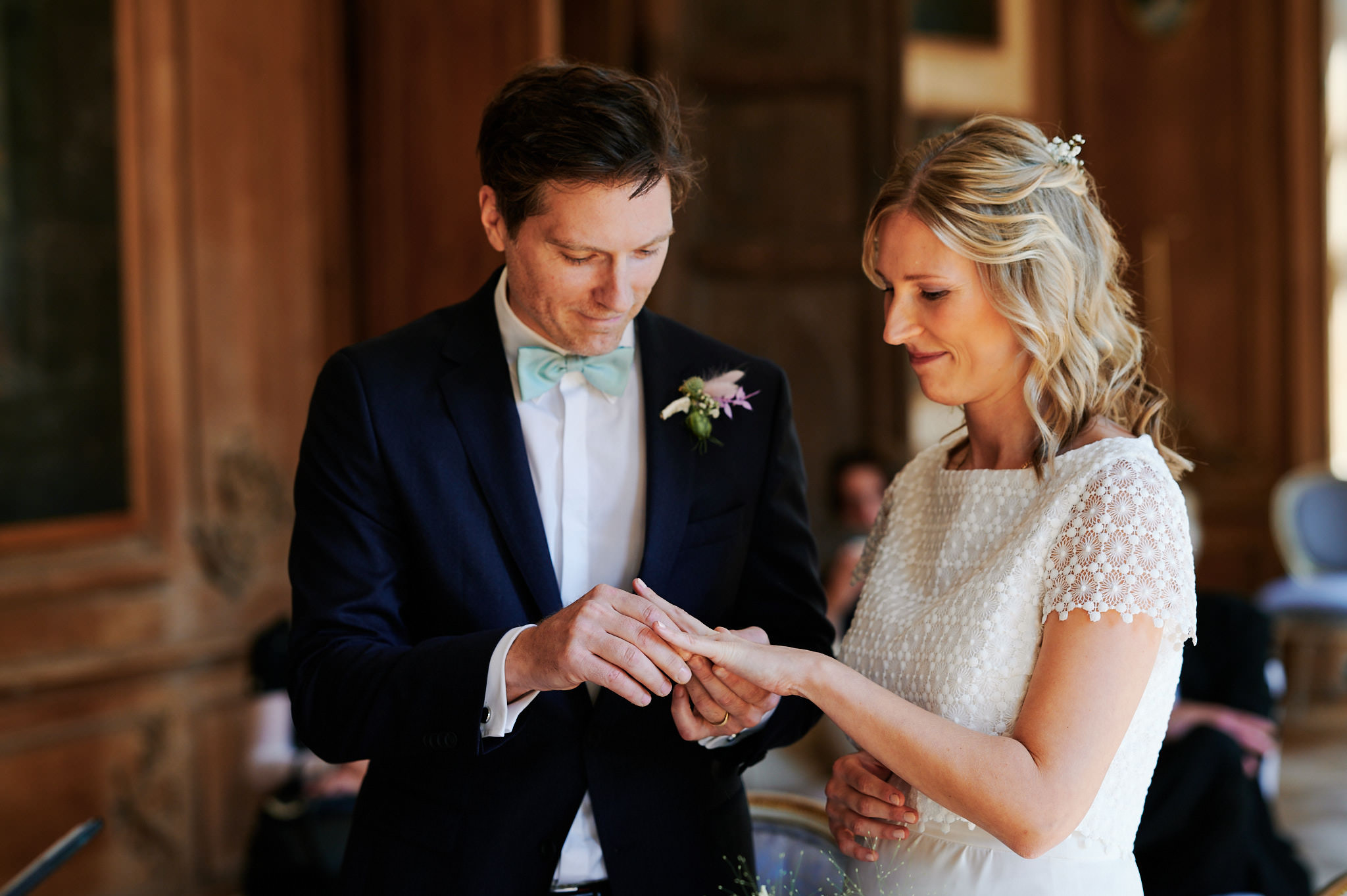 Paar tauscht Ringe während der Zeremonie „Hochzeit auf Schloss Wissen“.